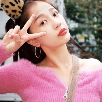 泳池里的女人